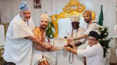 Gomez, awọn mọlẹbi rẹ ati , Oore ilu Otun Ekiti, Oba Adekunle Adeagbo