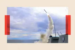 Un misil Tomahawk siendo disparado desde un buque estadounidense en alta mar.