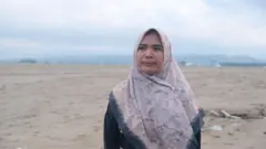 Maulizar, 35 tahun, berpose di depan sawahnya yang tertimbun lumpur, Minggu (11/01). Maulizar memiliki empat are atau empat ratus meter persegi sawah di Desa Beuringen.