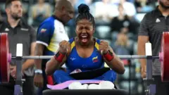 Clara Fuentes, de Venezuela, celebra en la final de halterofilia femenina hasta 50 kilos.