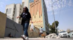 إيران تلوّح باتباع "نهج هجومي بالكامل" وترامب يهدد بقصف عُمان