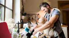 ஆண்கள் வீட்டுவேலை செய்வது எப்படி?