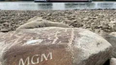üzerinde tarihler olan bir açlık taşı 