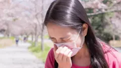 Une femme japonaise qui éternue