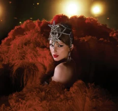 قالت تايلور سويفت قبل طرح ألبومها الثاني عشر إنه وُلد من "أكثر مكان مفعم بالعدوى بالفرح، والجنون، والدراما".