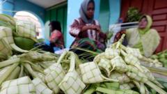 Warga membuat kulit ketupat untuk dijajakan di pasar tradisional Peunayong, Banda Aceh, Aceh, Selasa (9/4/2024).