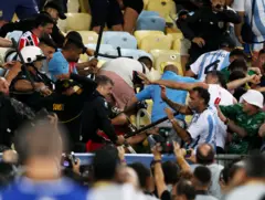 Briga entre torcedores brasileiros e argentinos durante partida pelas eliminatórias sul-americanas para a Copa do Mundoaposta gratis 36521aposta gratis 365novembroaposta gratis 3652023