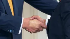دونالد ترامپ در حال دست دادن با نخست وزیر بحرین