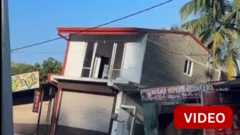  கட்டடம் சரிந்து விழுந்த காட்சி