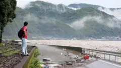 የሞላውን ወንዝ የሚመለከት ግለሰብ