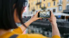 Una mujer graba un video con su teléfono móvil