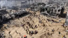 دمار هائل في محيط مستشفى الشفاء في غزة