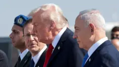 رئيس الوزراء الإسرائيلي بنيامين نتنياهو يسير مع الرئيس دونالد ترامب والرئيس الإسرائيلي إسحاق هرتسوغ في مطار بن غوريون الدولي، في 13 أكتوبر/ تشرين الأول 2025