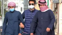 عرب يرتدون كمامات