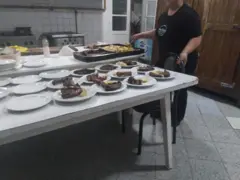 Carne de burro sendo preparada em cozinha de restaurante