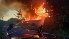 Bomberos combaten un incendio en Kyiv luego de los ataques rusos