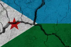 Sawirka calanka Jabuuti oo laga saaray dhul dilaacay