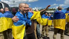 Вернувшиеся военные в украинских флагах.
