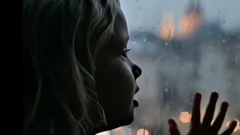 Девочка у окна