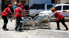 Equipes de resgate transportam uma maca do lado de fora do Hospital Universitário del Valle (HUV), afetado pelo terremoto em Cali, Colômbia, em 13 de agosto de 2026