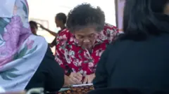 ভোট দিচ্ছে মানুষ