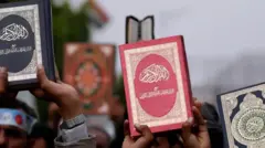 متظاهرون يحملون المصحف