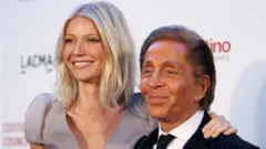 A atriz Gwyneth Paltrow e o estilista italiano Valentino Garavani posam para fotos na estreia na Costa Oeste do documentário "Valentino: O Último Imperador", no Museu de Arte do Condado de Los Angeles, em 2009.