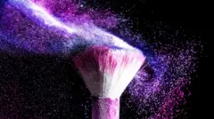 glitter em um pincel de maquiagem.