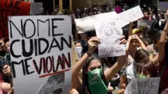 Manifestantes con carteles en una protesta