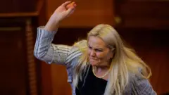 Opoziciona poslanica Time Kadrijaj gađa Kurtija jajetom