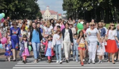 Люди, серед них діти, переходять через пішохідний перехід