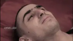 Rom Braslavski yace en el suelo, solo su cabeza visible, llorando.