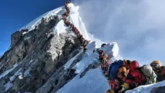 登山者在珠峰山脊排隊等候登頂