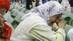 نسوة تبكين على المقابر