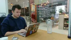 "Я живу у сотнях чатів. Іноді це завдає страждань"