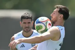 Lionel Messi en un entrenamiento de la selección argentina con el balón en el pecho.