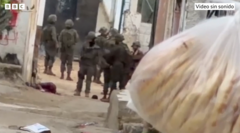 Los videos que muestran cómo soldados israelíes disparan a un adolescente palestino y se quedan viéndolo morir desangrado