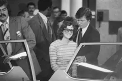 Patricia Hearst sorri ao deixar a Cadeia do Condado de San Mateo, a caminho do Tribunal Federal em São Francisco em 1975