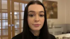 با گذشت سه ماه لب‌های هریت هنوز چنان پف کرده بود که نمی‌توانست دهانش را به درستی ببندد