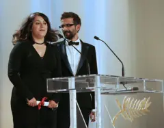 La dibujante iraní Marjane Satrapi (izq.) celebra el 27 de mayo de 2007 junto al director francés Vincent Paronnaud, tras haber ganado —ex aequo con el director mexicano Carlos Reygadas (ausente en la imagen)— el Gran Premio del Jurado por la película de animación *Persépolis*, durante la ceremonia de clausura de la 60.ª edición del Festival de Cine de Cannes, celebrada en el Palacio de Festivales de Cannes, en el sur de Francia.