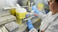 Teste de coronavírus sendo realizado na Itália