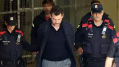 Jonathan Andic siendo detenido por la policía catalana.
