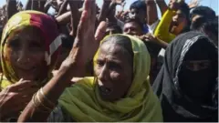 উখিয়ায় কুতুপালং শিবিরের কাছে রোহিঙ্গা শরণার্থীদের ভীড়