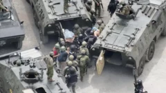 Эквадорская полиция и бронетехника