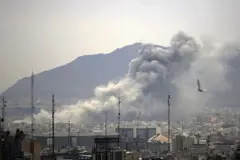 Una columna de humo asciende por encima de Teherán luego de bombardeos de EE.UU. e Israel.