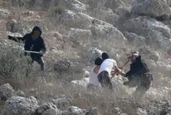 Tres hombres enmascarados atacan con garrotes a un fotógrafo en una ladra
