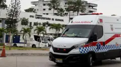 Ambulância saindo do Hospital Universitário de Obstetrícia e Pediatria de Guayaquil, no Equador, onde as autoridades investigam a morte de 12 recém-nascidos