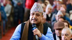 माइक समातेर बोल्दै पूर्णबहादुर खड्का (फाइल तस्बिर)