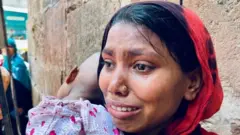 আহমেদাবাদ পুলিশের ক্রাইম ব্রাঞ্চের দফতরে সন্তানকে নিয়ে এক নারী