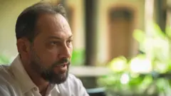 Chef saulo jennings dando entrevista